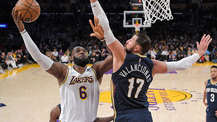 Los Angeles Lakers chạm đ&aacute;y với thất bại muối mặt: Tấm v&eacute; play-in dần tuột khỏi tay