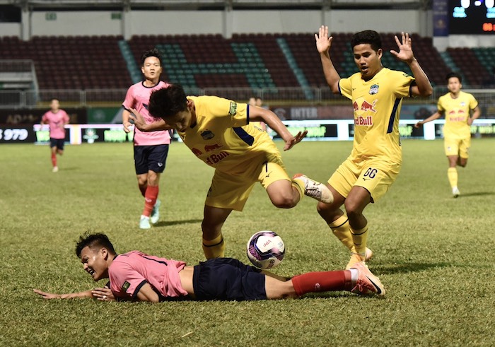 HAGL tịt ngòi hai tr&acirc;̣n ở V.League 2022, HLV Kiatisuk sợ học trò chán bóng đá