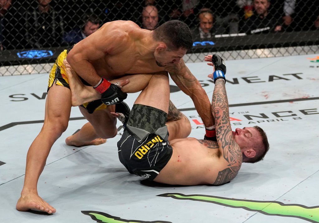 Rafael dos Anjos trở lại sau đại chiến đẫm máu cùng Renato Moicano, đòi tranh đai "BMF"
