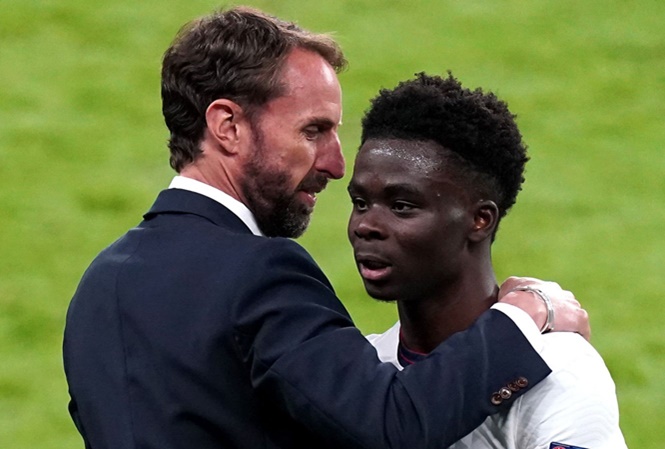 Arsenal may mắn khi Saka sút hỏng phạt đền tại EURO 2020