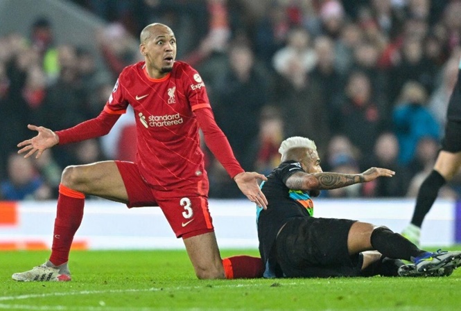 Wenger cáo buộc sao Liverpool ăn vạ khiến Sanchez nhận thẻ đỏ