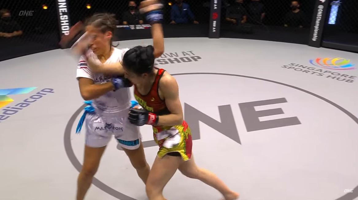 Tung đòn chỏ cắm tuyệt mĩ, nữ võ sĩ nhận 50 ngàn đô thưởng nóng từ ONE Championship