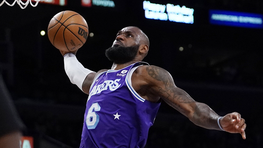 LeBron James oanh tạc Wizards với 50 điểm: Thêm một trận đấu chống lại tuổi tác của "nhà vua"