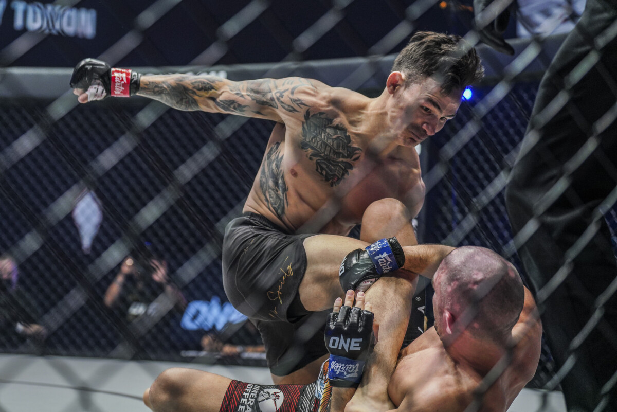 Thành Lê knockout Garry Tonon với đòn đấm chớp nhoáng, bảo vệ đai hạng lông ONE Championship