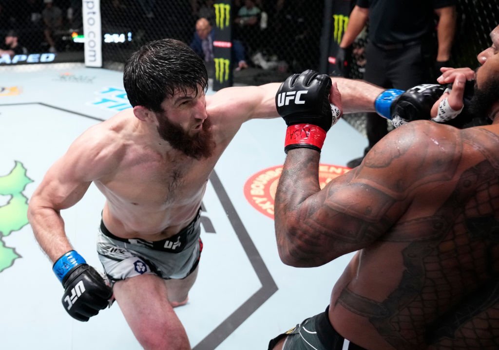 Magomed Ankalaev vượt trội Thiago Santos, điền tên vào Top 5 hạng bán nặng UFC