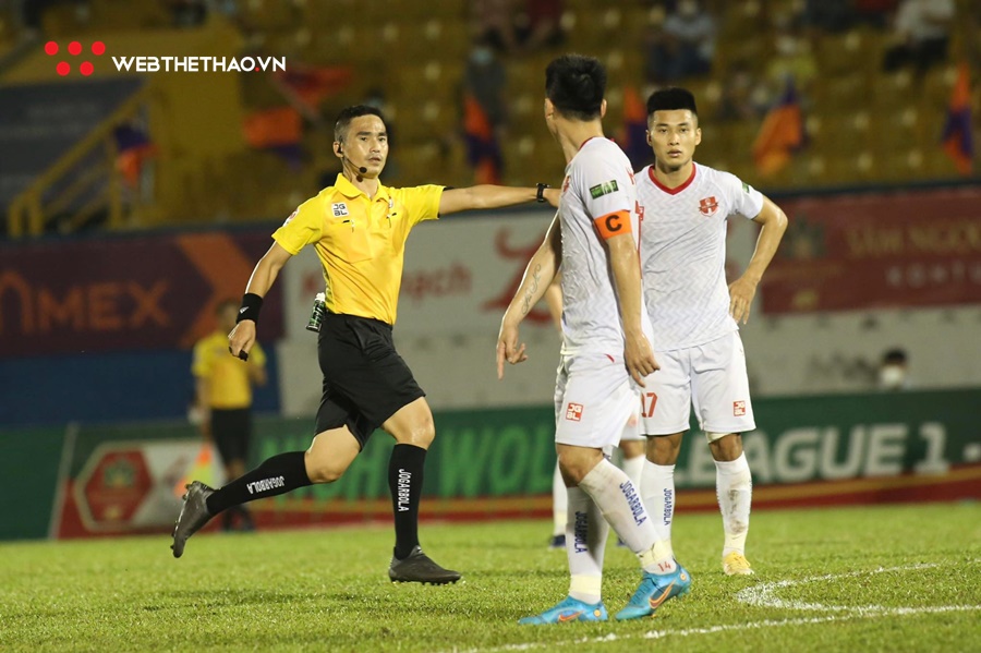 Trọng tài thổi penalty gây tranh cãi và phản ứng bất ngờ của Chủ tịch CLB Hải Phòng