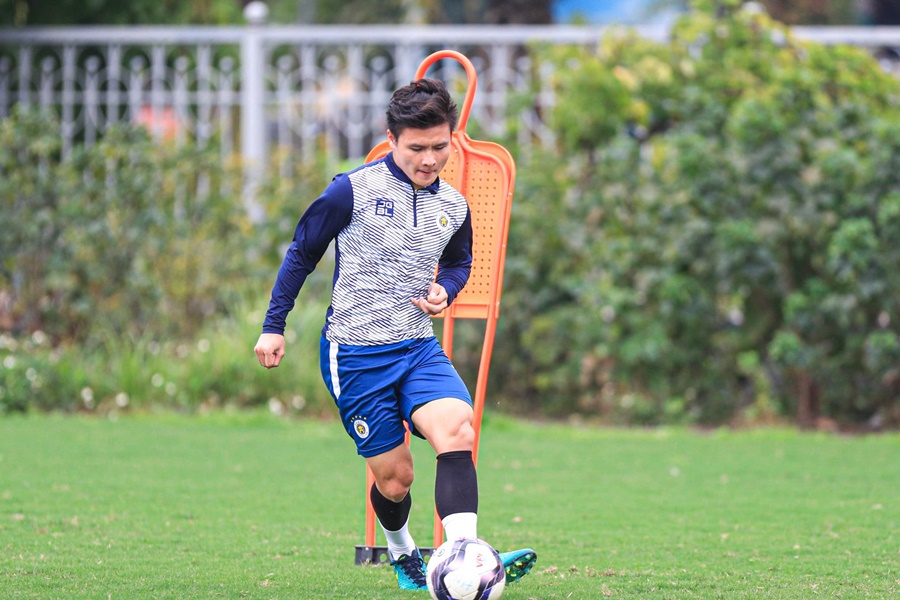 Ch&ocirc;́t tương lai của Quang Hải: &ldquo;Ao làng&rdquo; V.League hay vùng v&acirc;̃y ra&hellip; bi&ecirc;̉n lớn?