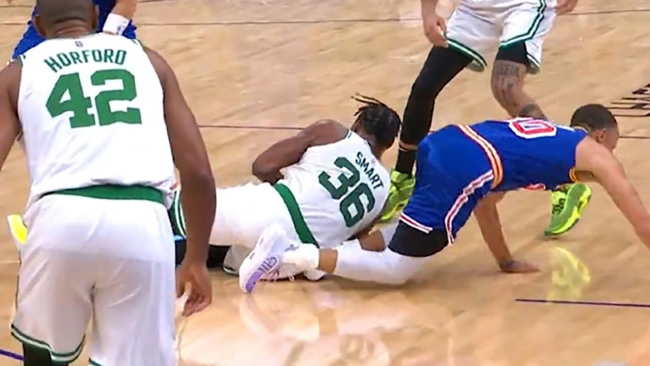 Stephen Curry chấn thương sau pha vào bóng của Marcus Smart: HLV Steve Kerr nổi giận