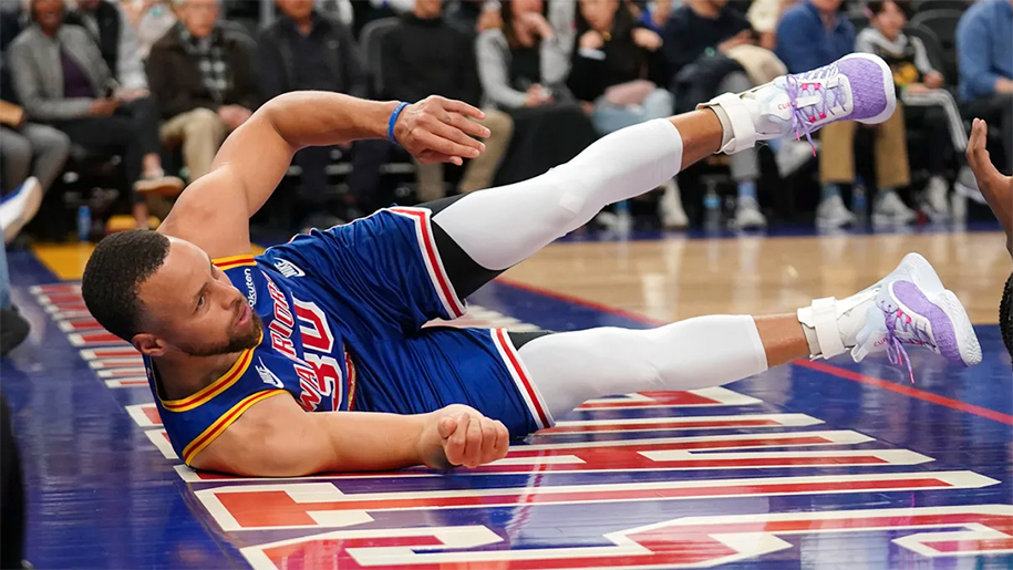 Stephen Curry giãn nhẹ dây chằng cổ chân, nghỉ hết Regular Season 2021-22