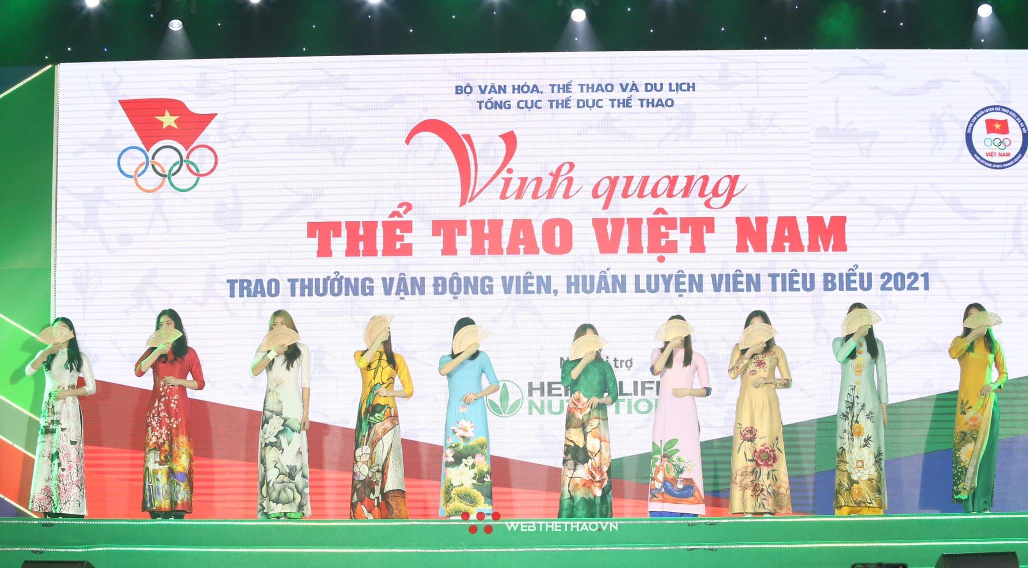 Hình ảnh khác lạ của các nữ tuyển thủ bóng chuyền trong tà áo dài