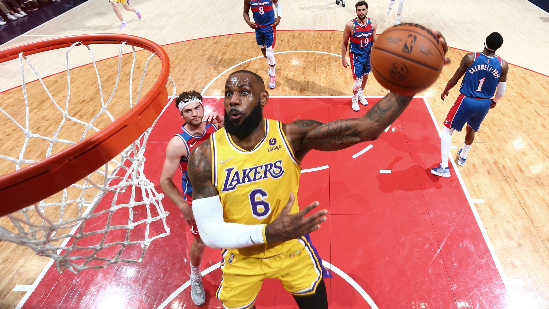 Vượt Karl Malone, LeBron James trở thành tay ghi điểm xuất sắc thứ hai mọi thời đại