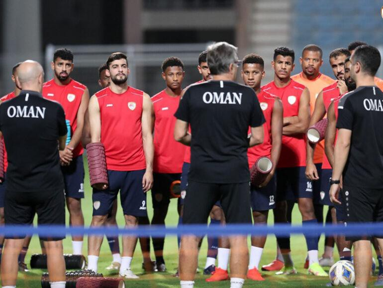 Hai ngày trước giờ khởi hành sang Việt Nam, Oman mới có đủ quân số