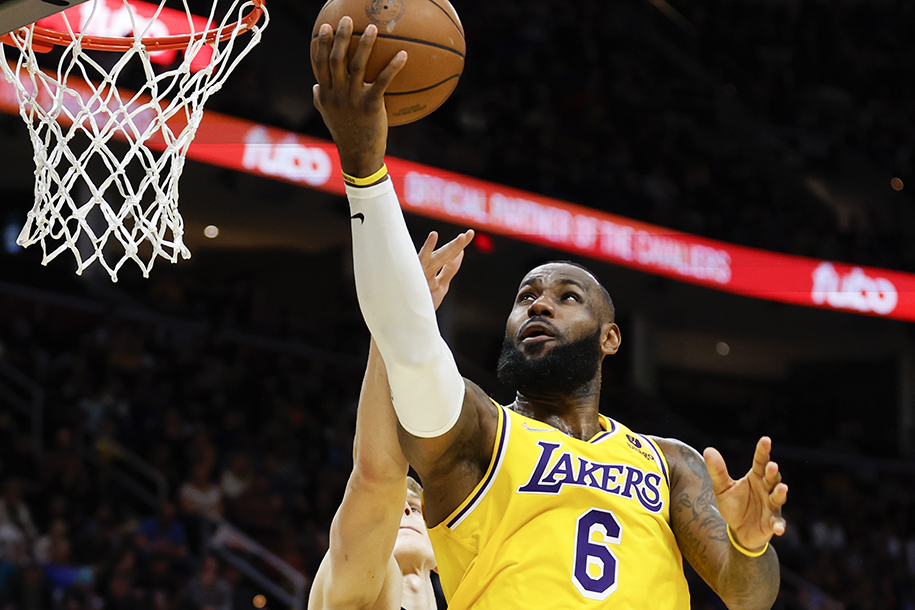 LeBron James úp rổ trên đầu đồng đội cũ Kevin Love, Lakers đại thắng trước Cavaliers