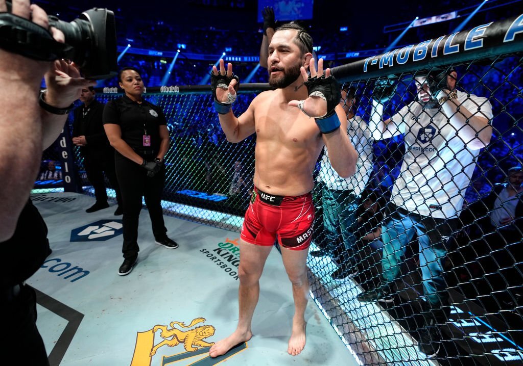 Jorge Masvidal bị cảnh sát còng tay, đối mặt án tù vì đánh gãy răng Colby Covington