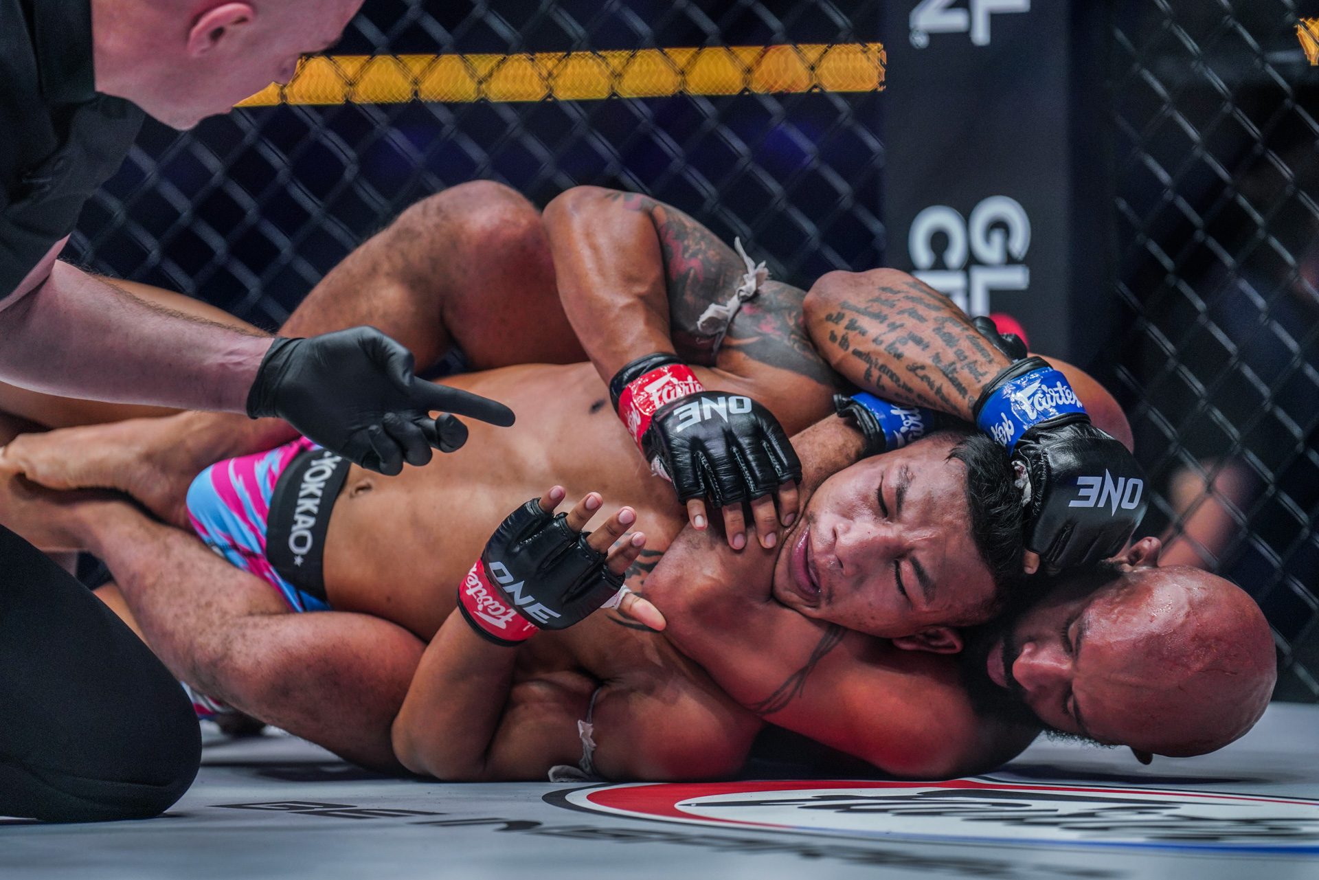 Kết quả ONE X: Angela Lee trở lại, Demetrious Johnson khóa gục "Người sắt"