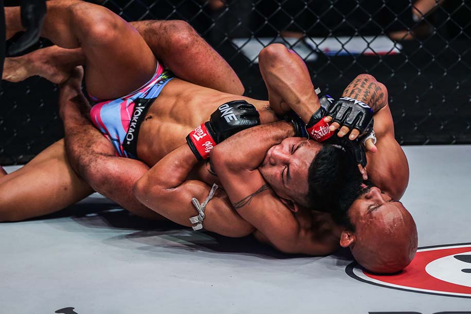 Demetrious Johnson siết ngất Rodtang Jitmuangnon trong trận "Muay pha MMA" đặc biệt nhất làng võ