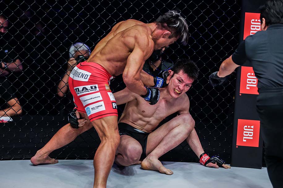 Giơ mặt chịu đòn: Shinya Aoki thua đau trước "Sexyama" trong trận chiến của các huyền thoại