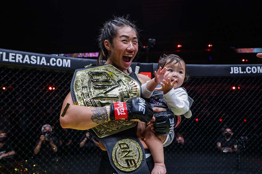 "Bà mẹ một con" Angela Lee tái xuất ngoạn mục, hạ gục Stamp Fairtex ở trận bảo vệ đai cảm xúc