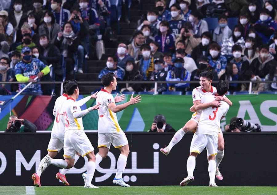 Hàng c&ocirc;ng Vi&ecirc;̣t Nam khi&ecirc;́n Thái Lan &ldquo;ngửi khói&rdquo; ở vòng loại World Cup