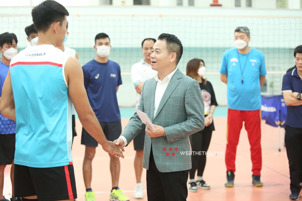 Chủ tịch Li&ecirc;n đo&agrave;n b&oacute;ng chuyền lắng nghe những kh&oacute; khăn của 2 đội tuyển quốc gia