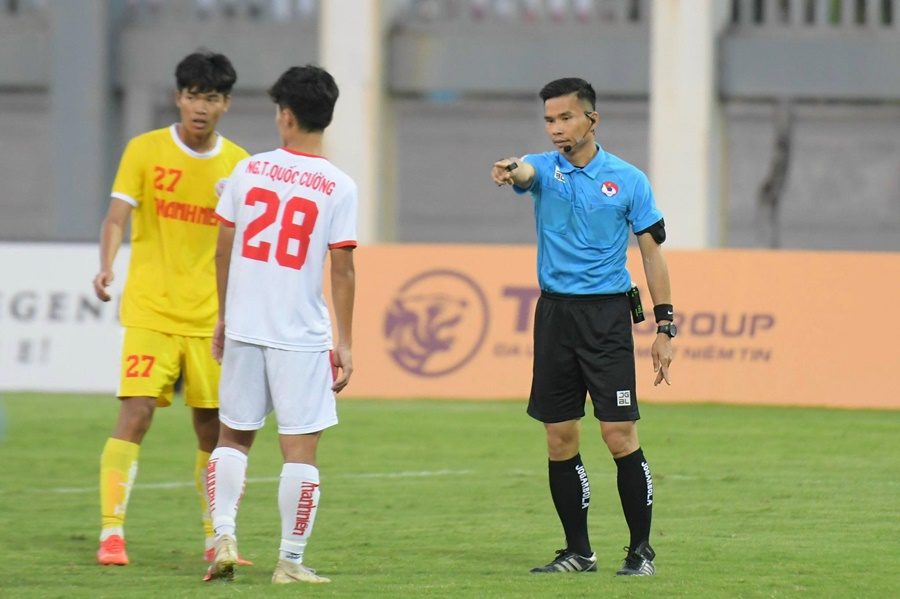 Tức giận với trọng tài, lính cũ bầu Đức bỏ họp báo ở U19 Quốc gia 2022