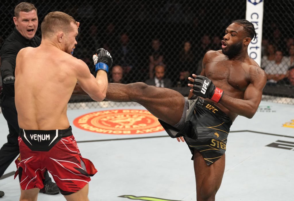 Aljamain Sterling thắng sát nút Petr Yan, bảo vệ đai cùng lời thách thức TJ Dillashaw