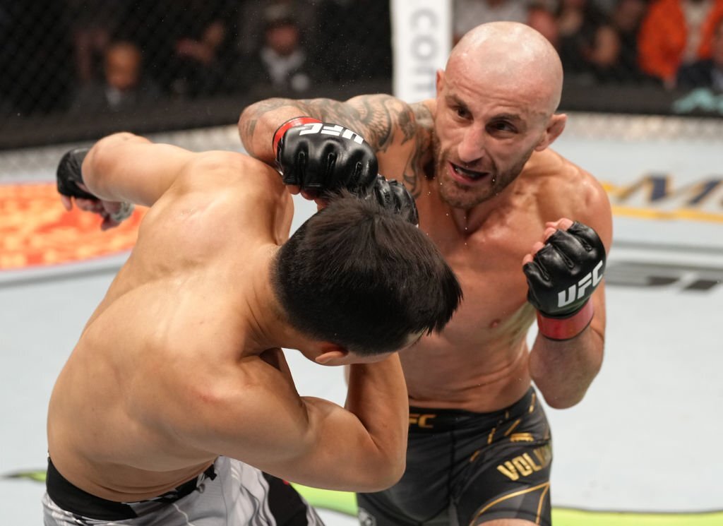 Alexander Volkanovski đánh bại Chan Sung Jung với màn hành hạ đối thủ suốt 4 hiệp
