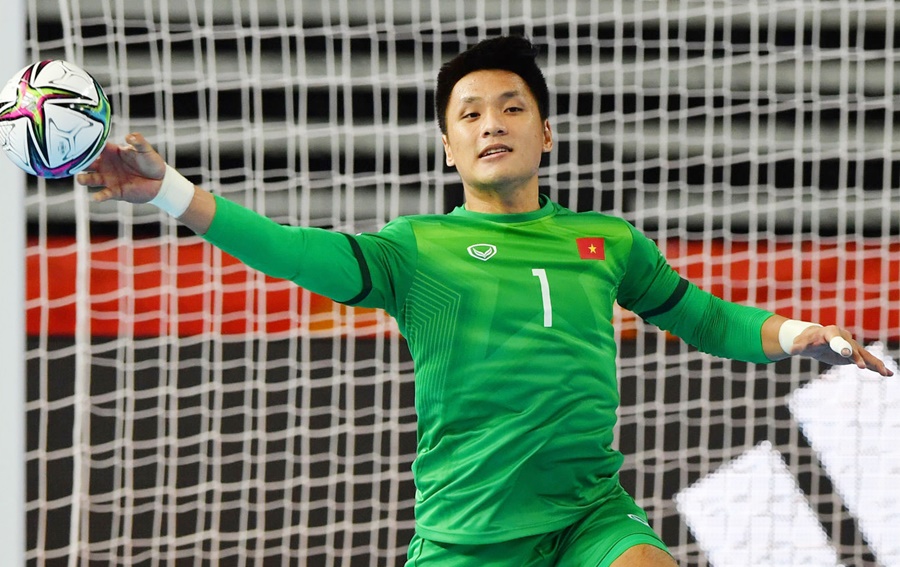 Hồ Văn Ý cản penalty xuất thần, futsal Việt Nam giành vé an ủi dự Asian Cup 2022