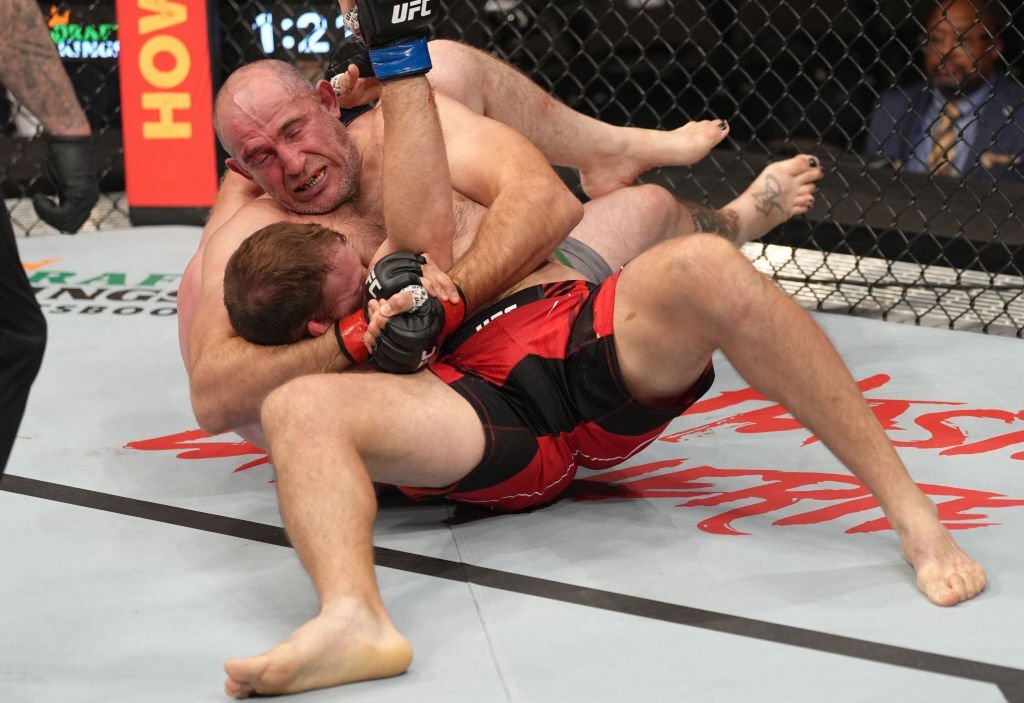 UFC 273: Aleksei Oleinik viết kỉ lục với đòn khóa hiểm, tân binh Mike Malott gây sốc khi knockout Mickey Gall