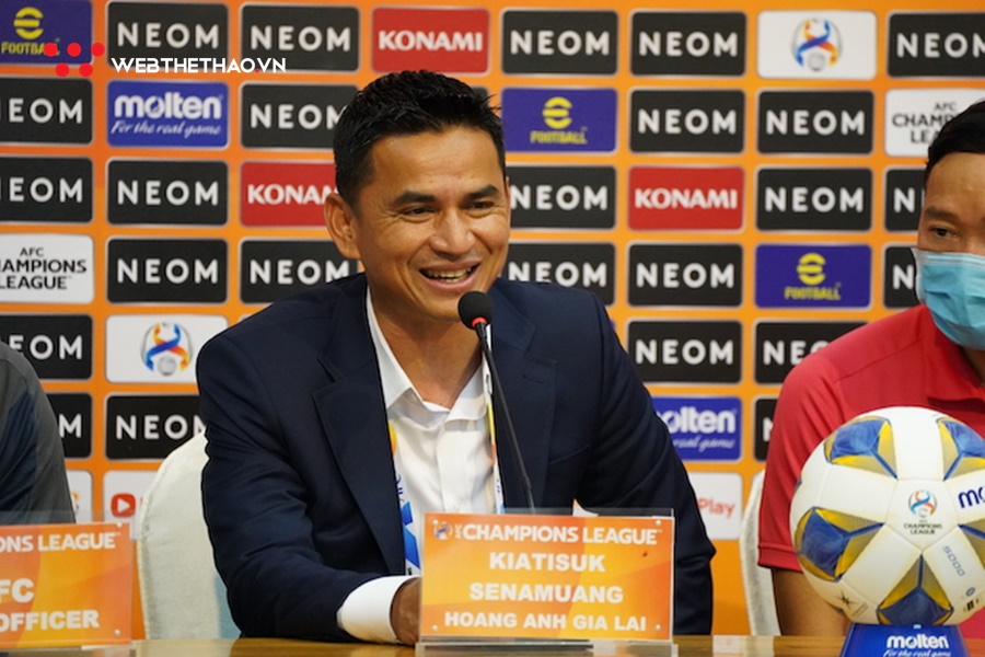 Giải mã nụ cười bí ẩn của HLV Kiatisuk sau trận thua ở AFC Champions League