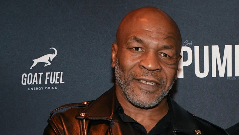 Mike Tyson đấm người trên máy bay vì bị chế giễu