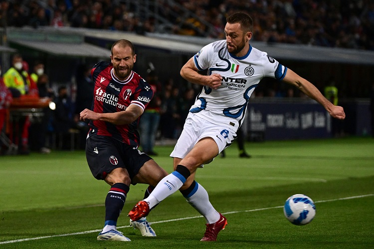 Inter bất ngờ thua ngược, AC Milan được trao cơ hội vô địch