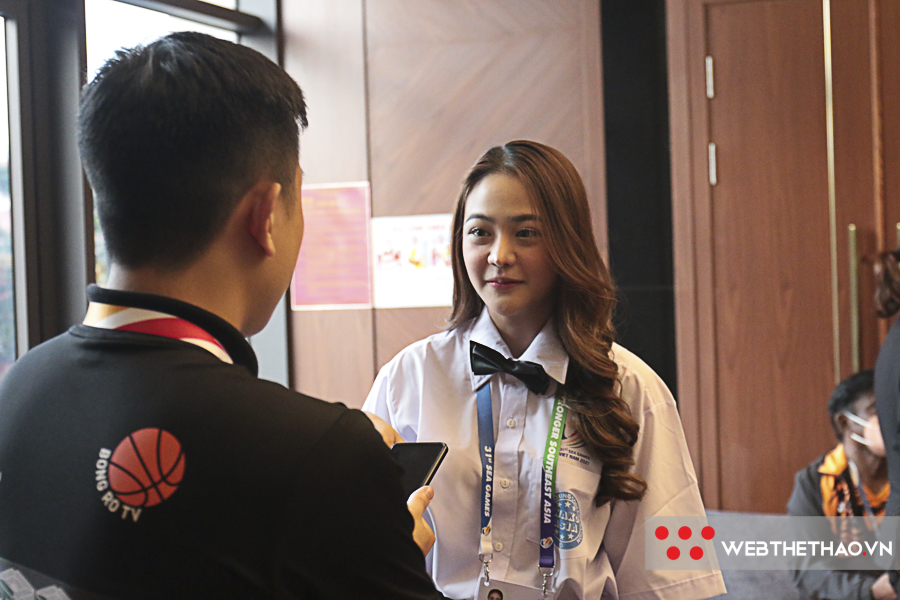 Nhan sắc nổi bật như hoa hậu của chuyên gia kĩ thuật ĐT Kickboxing Thái Lan tại SEA Games 31