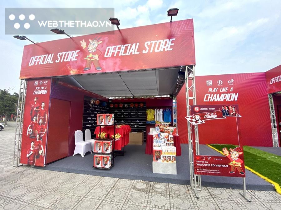 Rộn ràng gian hàng bán đồ kỷ niệm SEA Games 31 ở sân Việt Trì