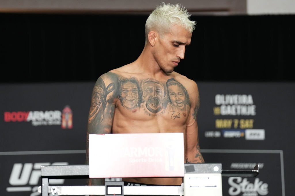 UFC 274: Charles Oliveira lố cân, mất đai vô địch dù chưa thượng đài với Justin Gaethje