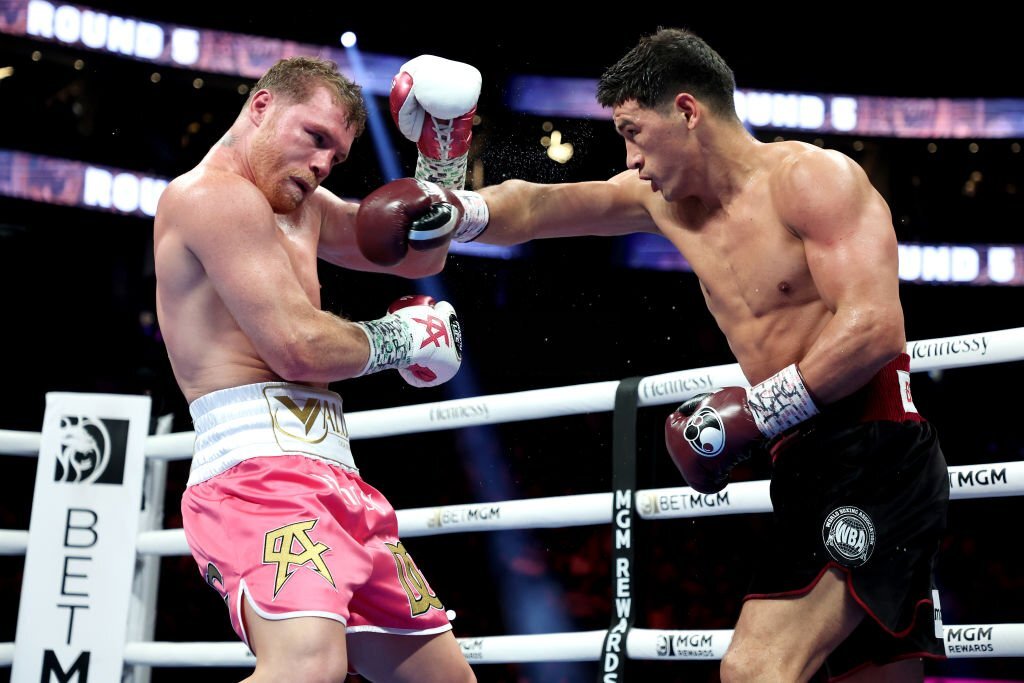 Dmitry Bivol thắng điểm Canelo Alvarez, chấm dứt hi vọng đánh chiếm hạng bán nặng của đối thủ