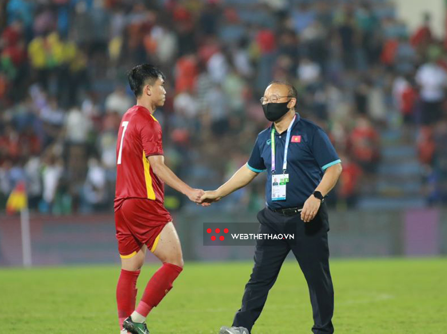 Hai thái cực cảm xúc của U23 Việt Nam và U23 Philppines sau màn "thủy chiến" ở Việt Trì