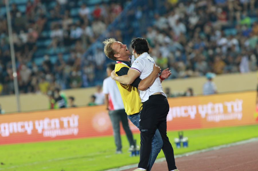 BHL U23 Thái Lan vỡ oà sau thắng lợi 5 sao trước U23 Singapore