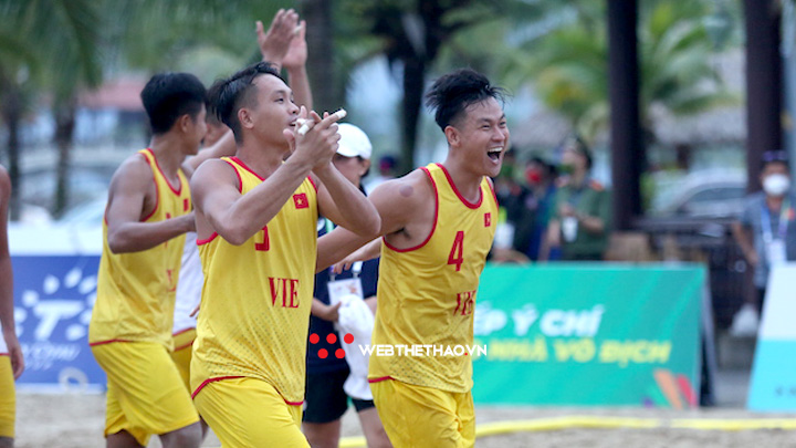 Đội tuyển bóng ném bãi biển Việt Nam vỡ òa cảm xúc sau tấm HCV SEA Games 31