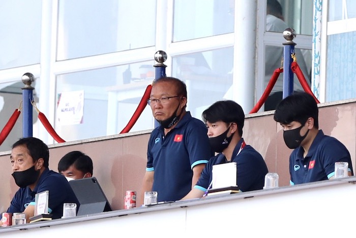 Biểu cảm thú vị của thầy Park khi chứng kiến "cơn mưa" bàn thắng trận U23 Myanmar vs U23 Philippines