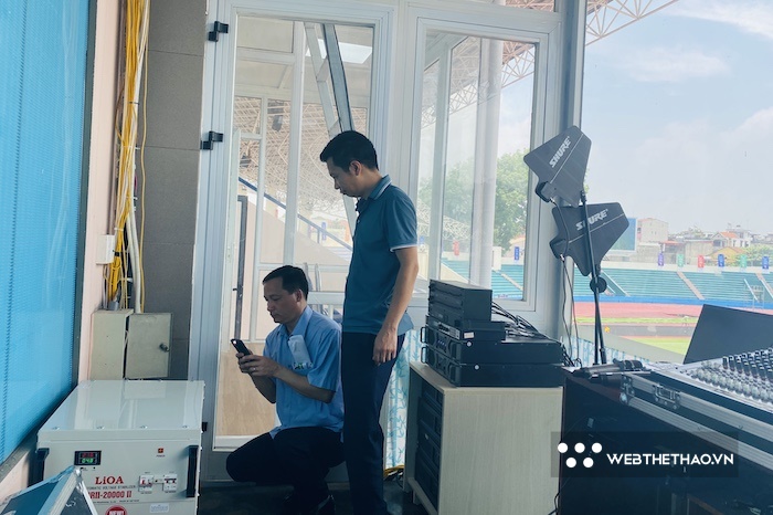 BTC sân Việt Trì kiểm tra âm thanh, nguồn điện sau sự cố trận U23 Việt Nam vs U23 Philippines