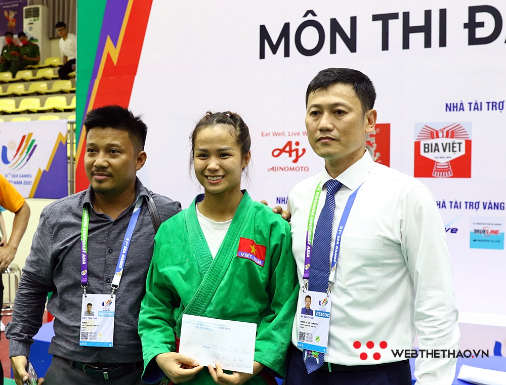 Tô Thị Trang nhận thưởng nóng sau khi giành HCV SEA Games 31 đầu tiên cho đoàn Việt Nam