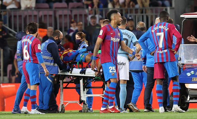 Barca sợ hãi khi hậu vệ Araujo được xe cứu thương đưa vào viện