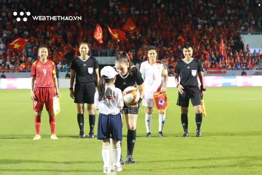 Em bé trao bóng cho các tuyển thủ: Sự kiện lịch sử ở SEA Games 31