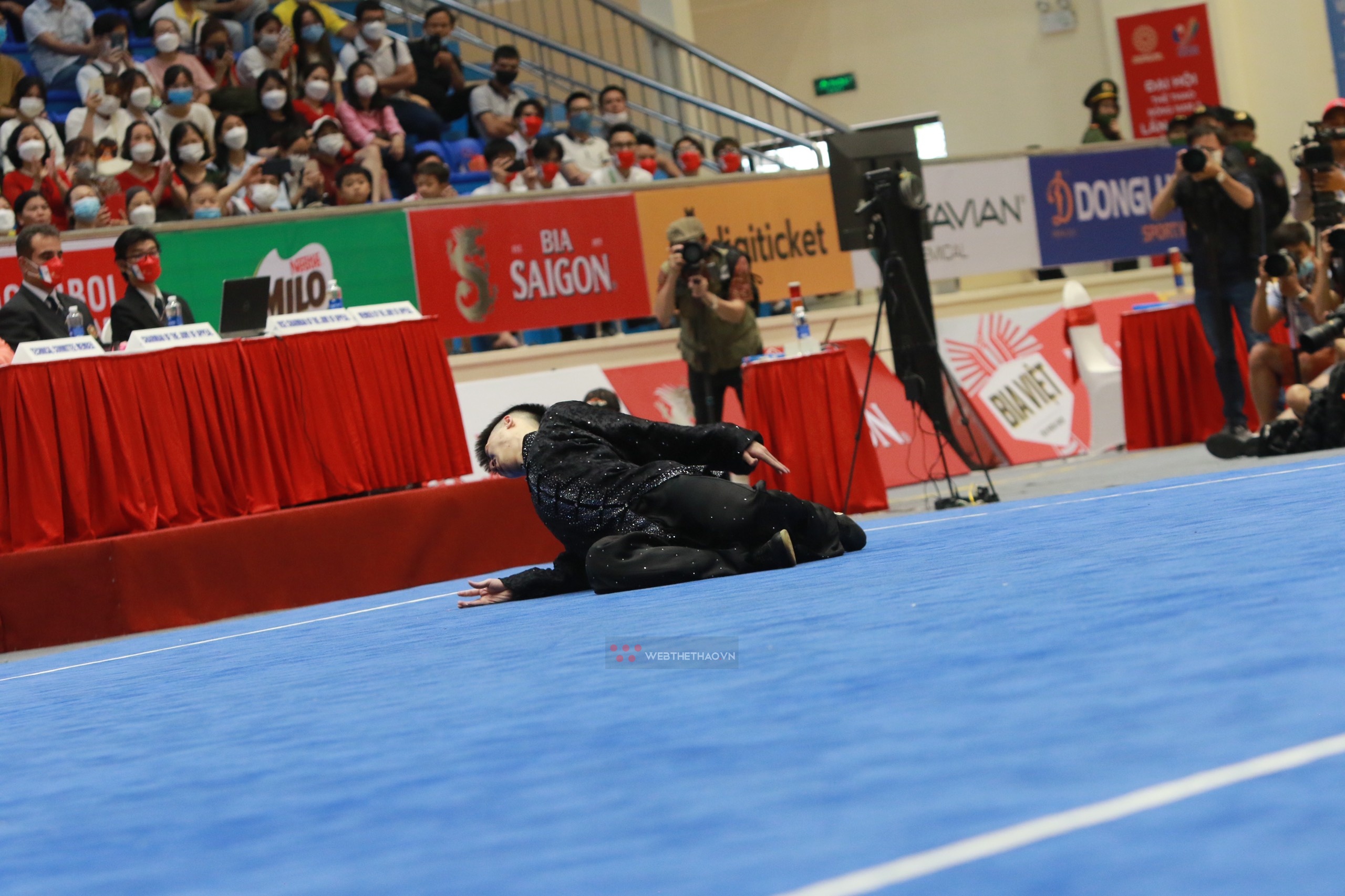VĐV Wushu Nguyễn Văn Phương gục ngay trên sàn thi đấu