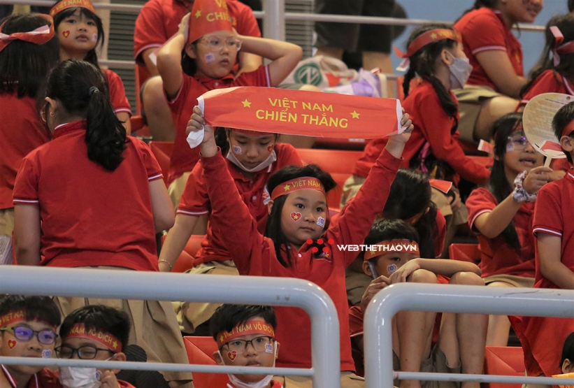 H&agrave;ng ng&agrave;n CĐV Quảng Ninh tạo n&ecirc;n lễ hội tr&ecirc;n kh&aacute;n đ&agrave;i b&oacute;ng chuyền SEA Games 31