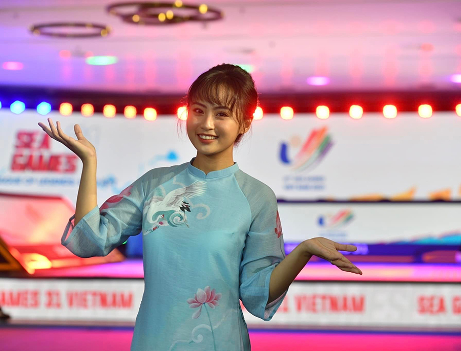 Nữ MC Tốc Chiến xinh đẹp rạng rỡ trong tà áo dài tại SEA Games 31