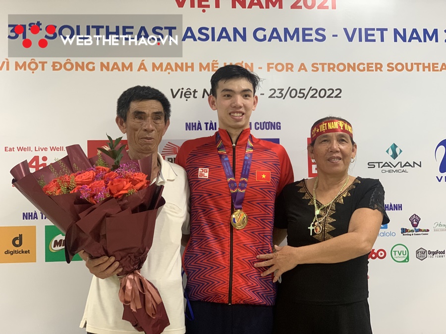 Chuyện ông bố đặc biệt của kình ngư Huy Hoàng: Bơi mòn sông Gianh mới cưới được vợ và chỉ chê con trai