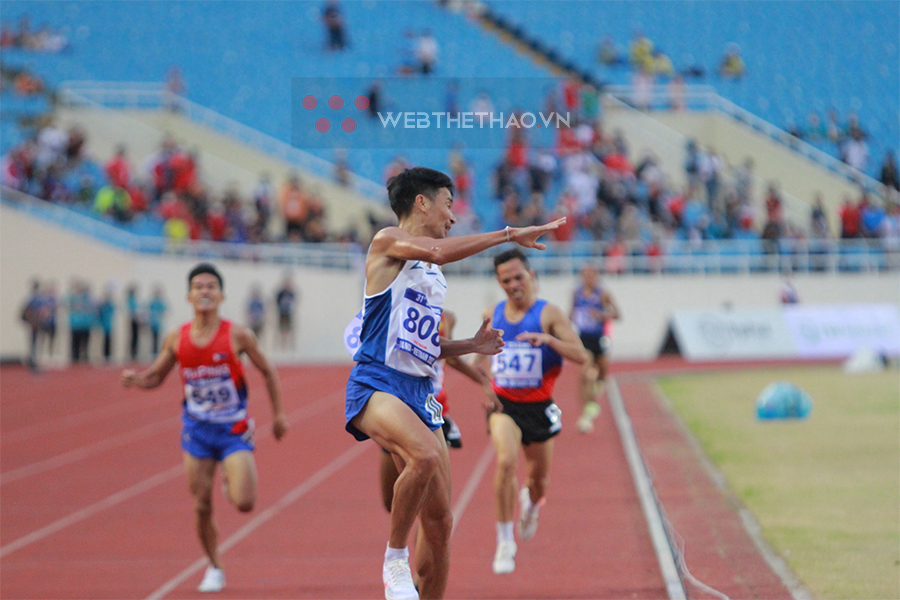 Nguyễn Văn Lai vô đối trên đường chạy 5000m, ăn mừng trước khi về đích