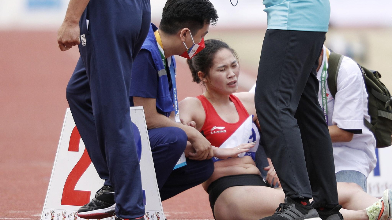 SEA Games 31: ĐKVĐ Đinh Thị Bích bị "tác động" trước vạch đích ở nội dung chạy 800m nữ